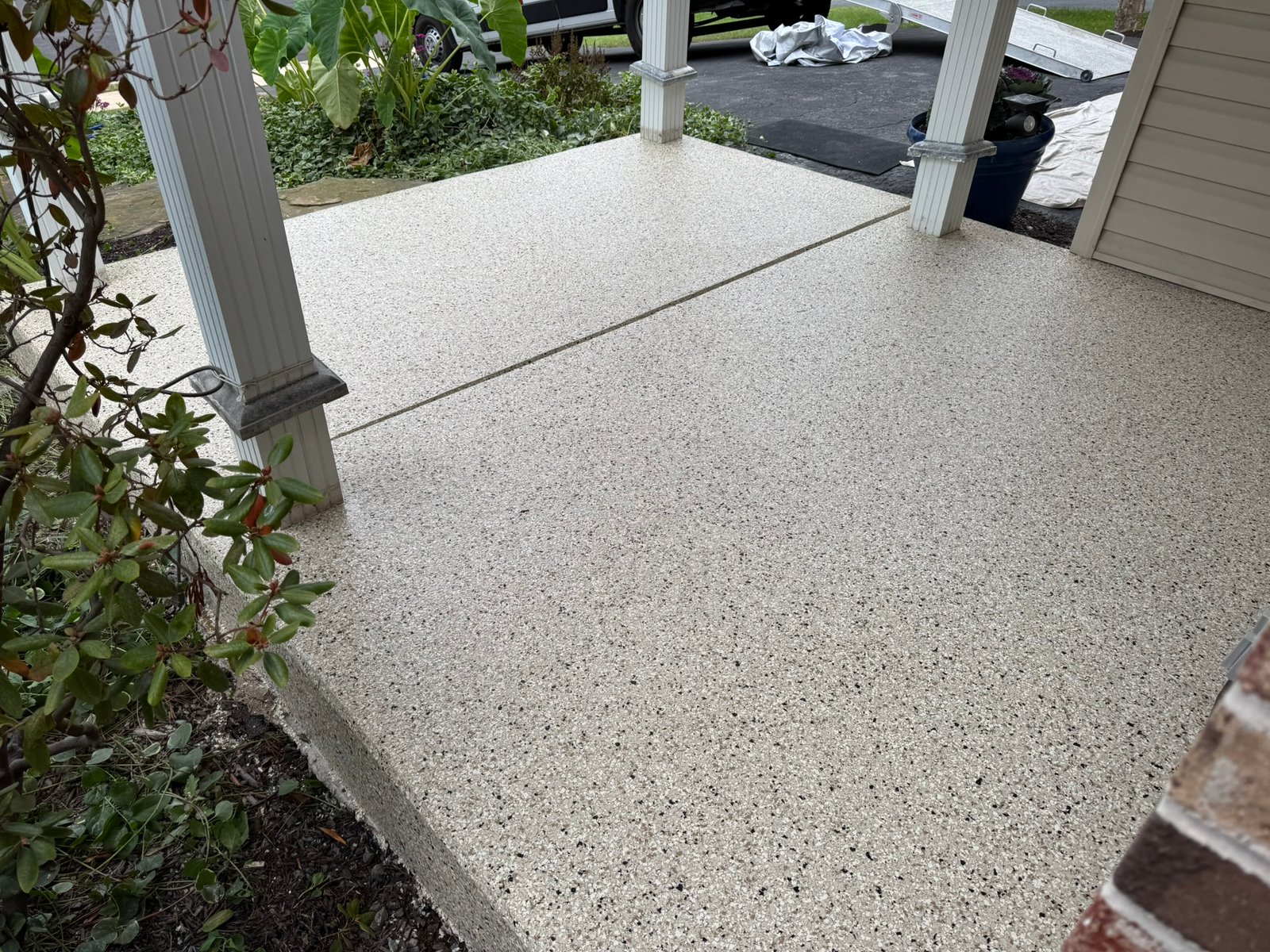 Close-up of UV-stable full broadcast flake system with glossy finish